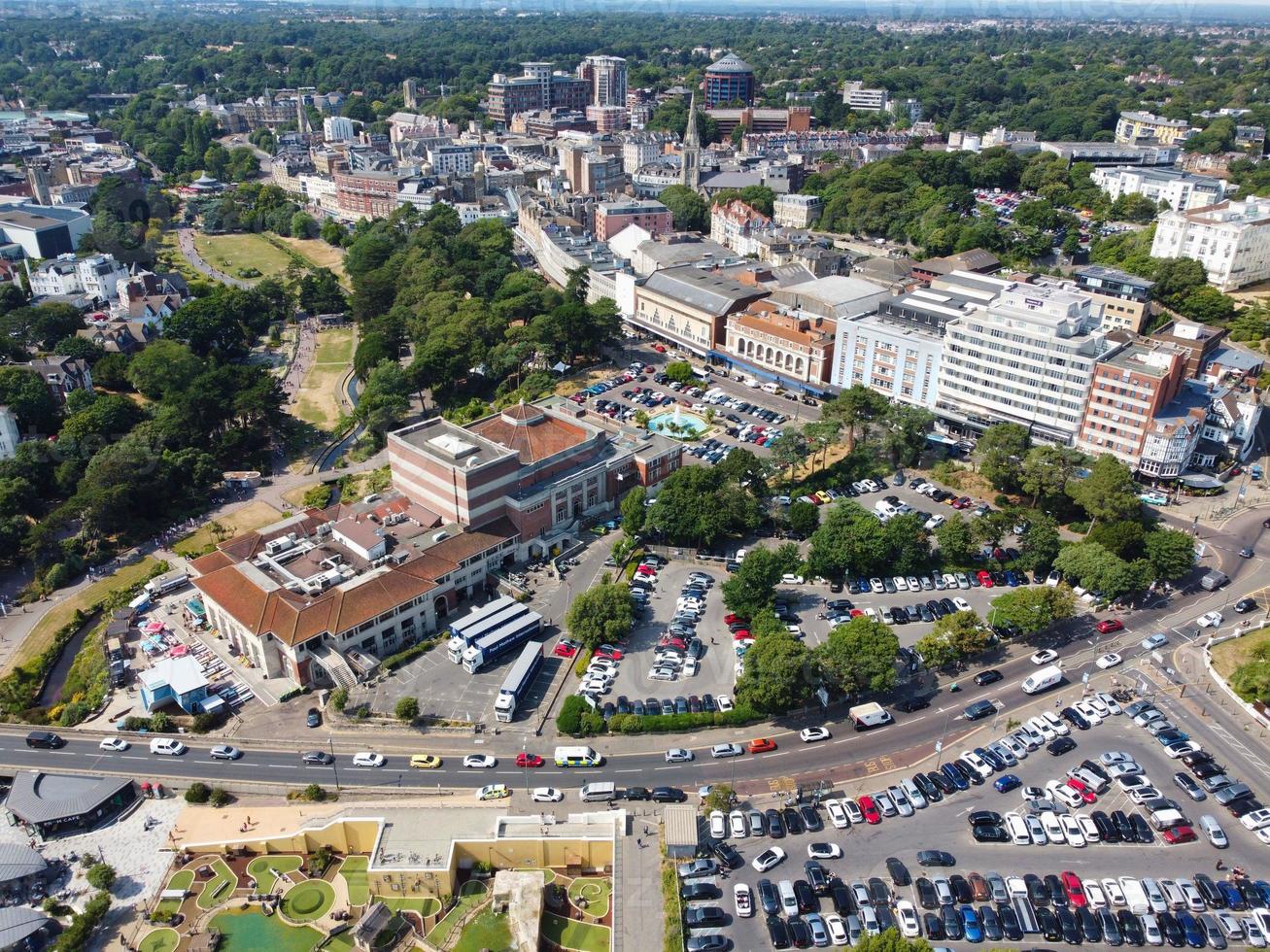 luftaufnahme und hochwinkelaufnahmen des besten sandstrandes und der stadt bournemouth in england uk, foto