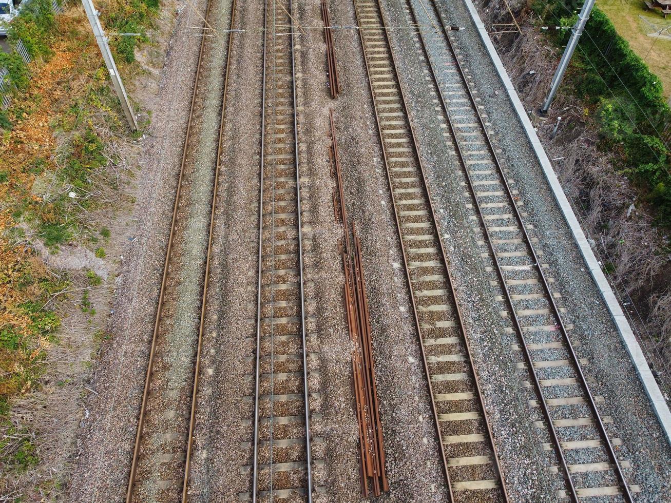 Hochwinkel-Luftbild von Bahngleisen am Bahnhof Leagrave Luton in England Großbritannien foto