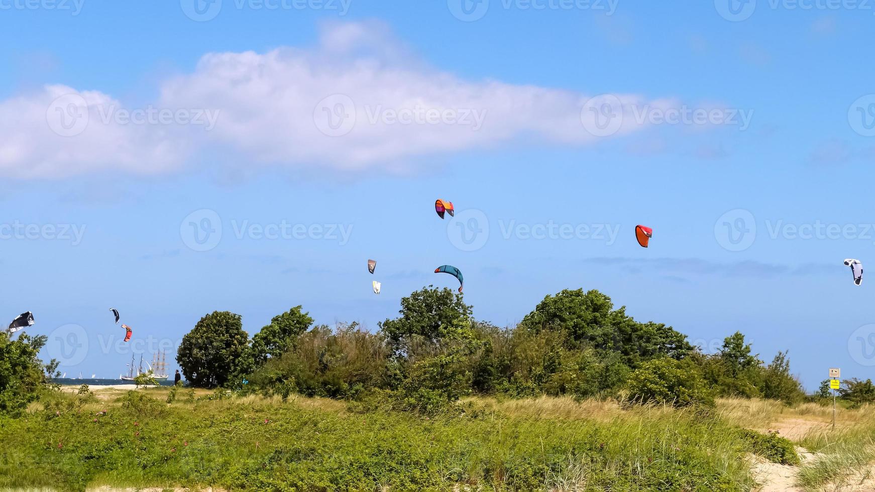 viele kitesurfaktivitäten am ostseestrand von laboe in deutschland an einem sonnigen tag. foto