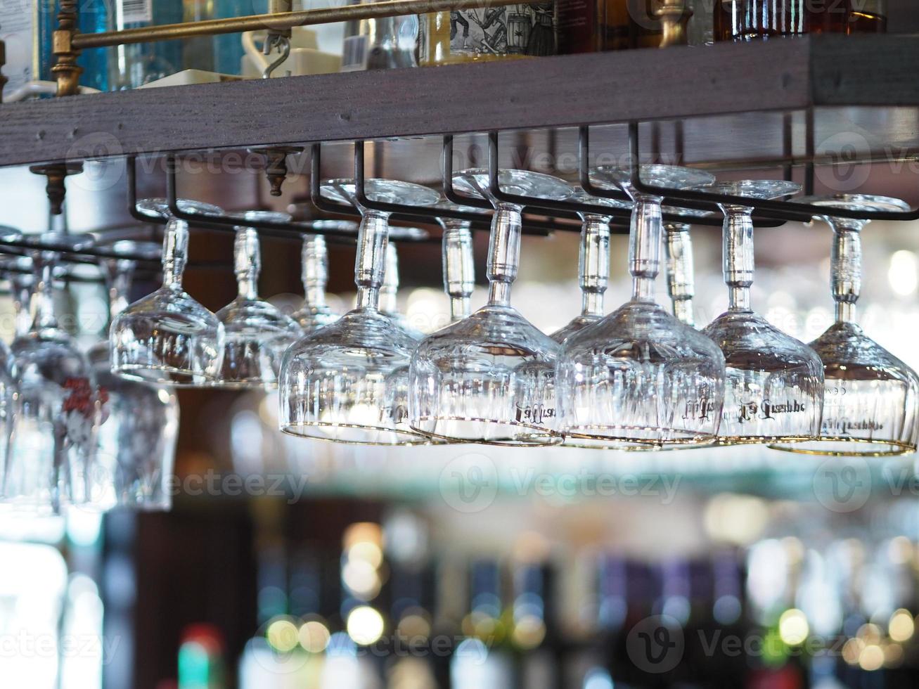 Glas Wein im Regal hängen foto