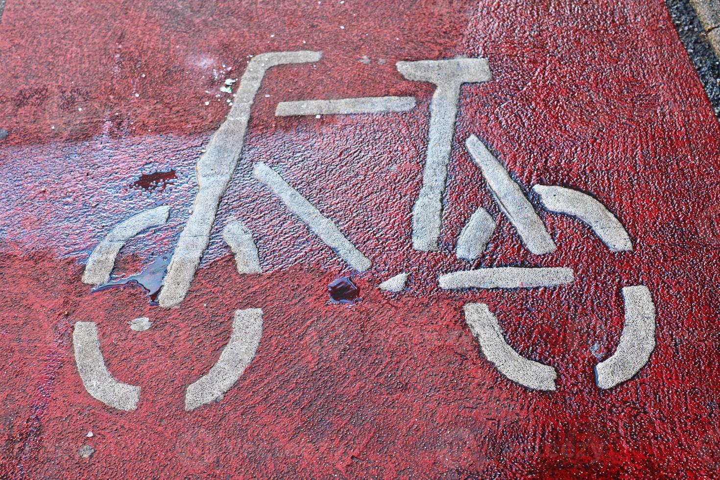 Bemalte Fahrradschilder auf Asphalt in den Straßen der Stadt in Deutschland. foto