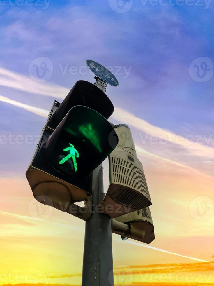 grüne und rote Ampeln für Fußgänger und Fahrräder foto