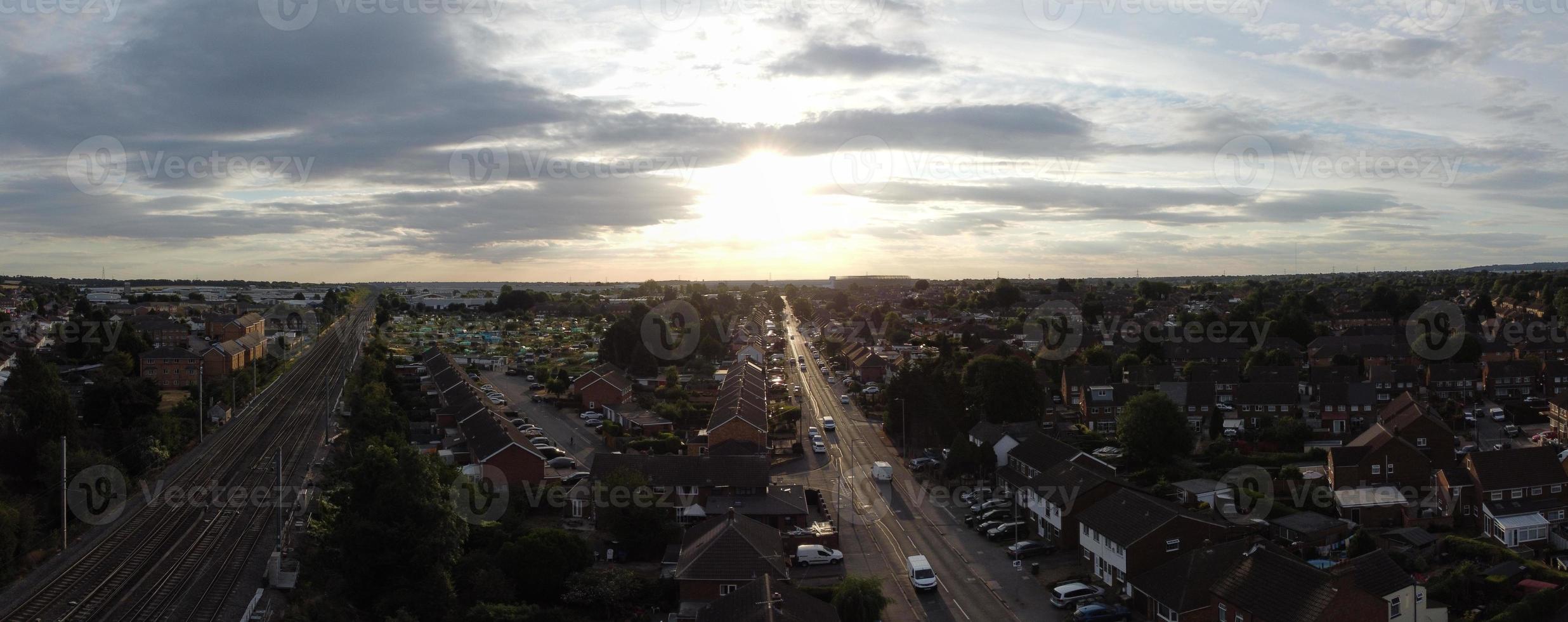 schöner sonnenuntergang über der britischen stadt, bunter himmel mit gelben, orangefarbenen und schwarzen wolken über hellblauem himmel foto