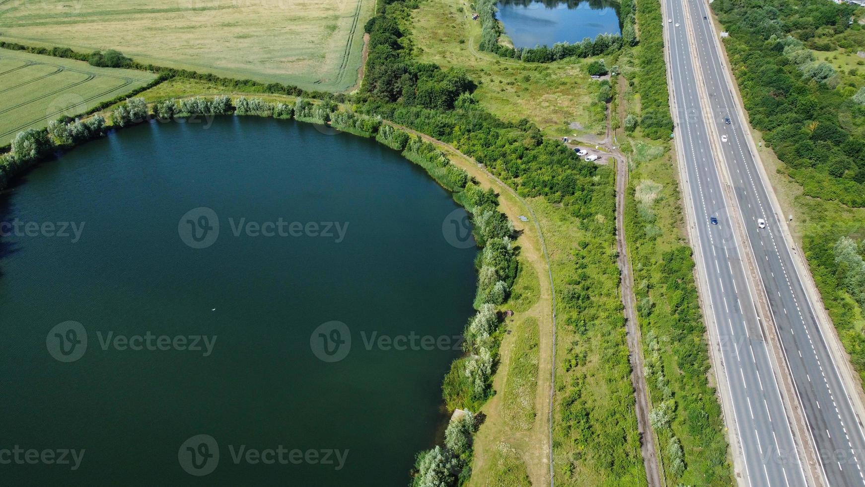 Hochwinkelige Luftaufnahme der britischen Straßen und des Verkehrs, die durch die Landschaft von England, Großbritannien, führen foto