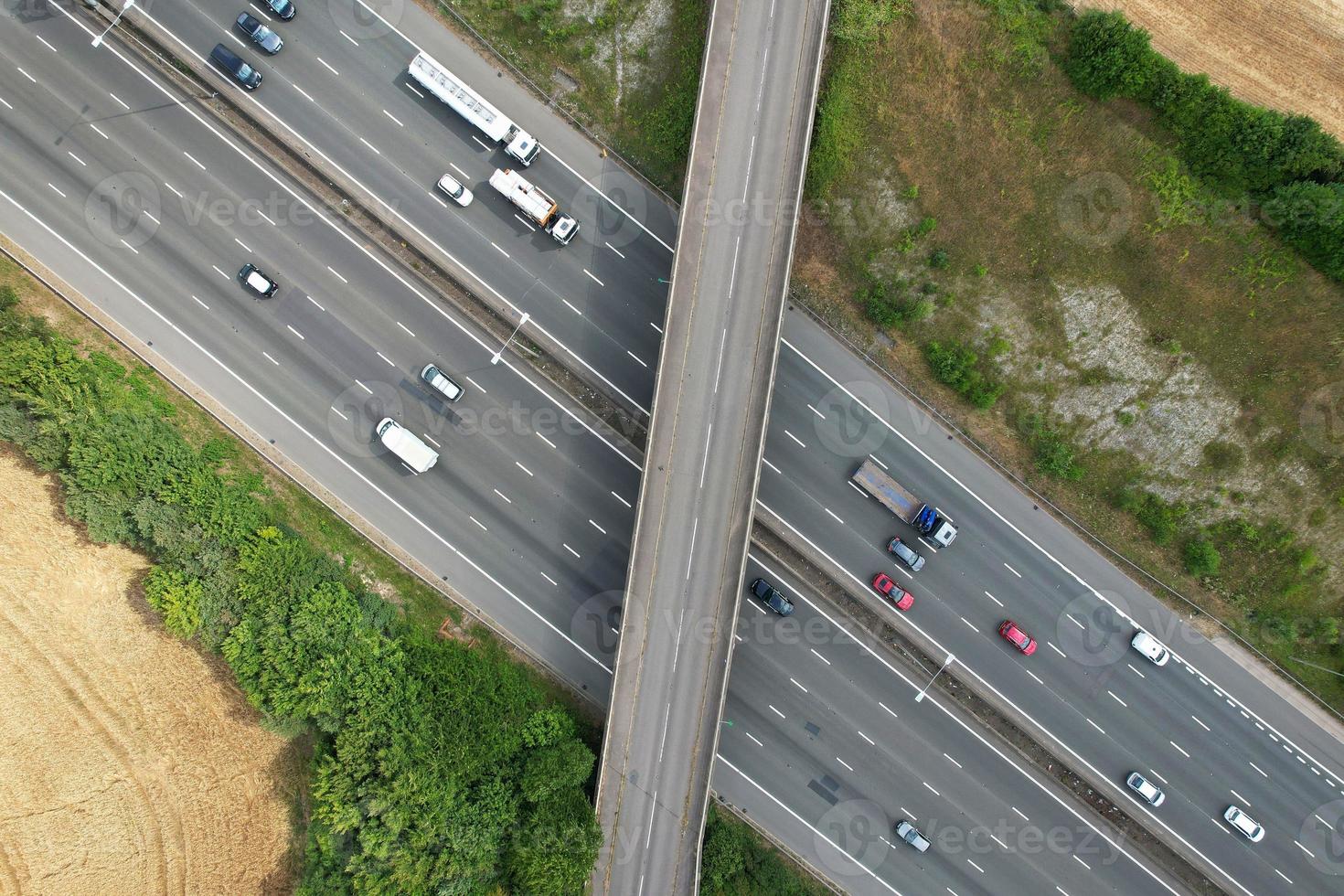 schöne luftaufnahme der britischen autobahnen an der m1 kreuzung 9 von dunstable und luton england uk foto