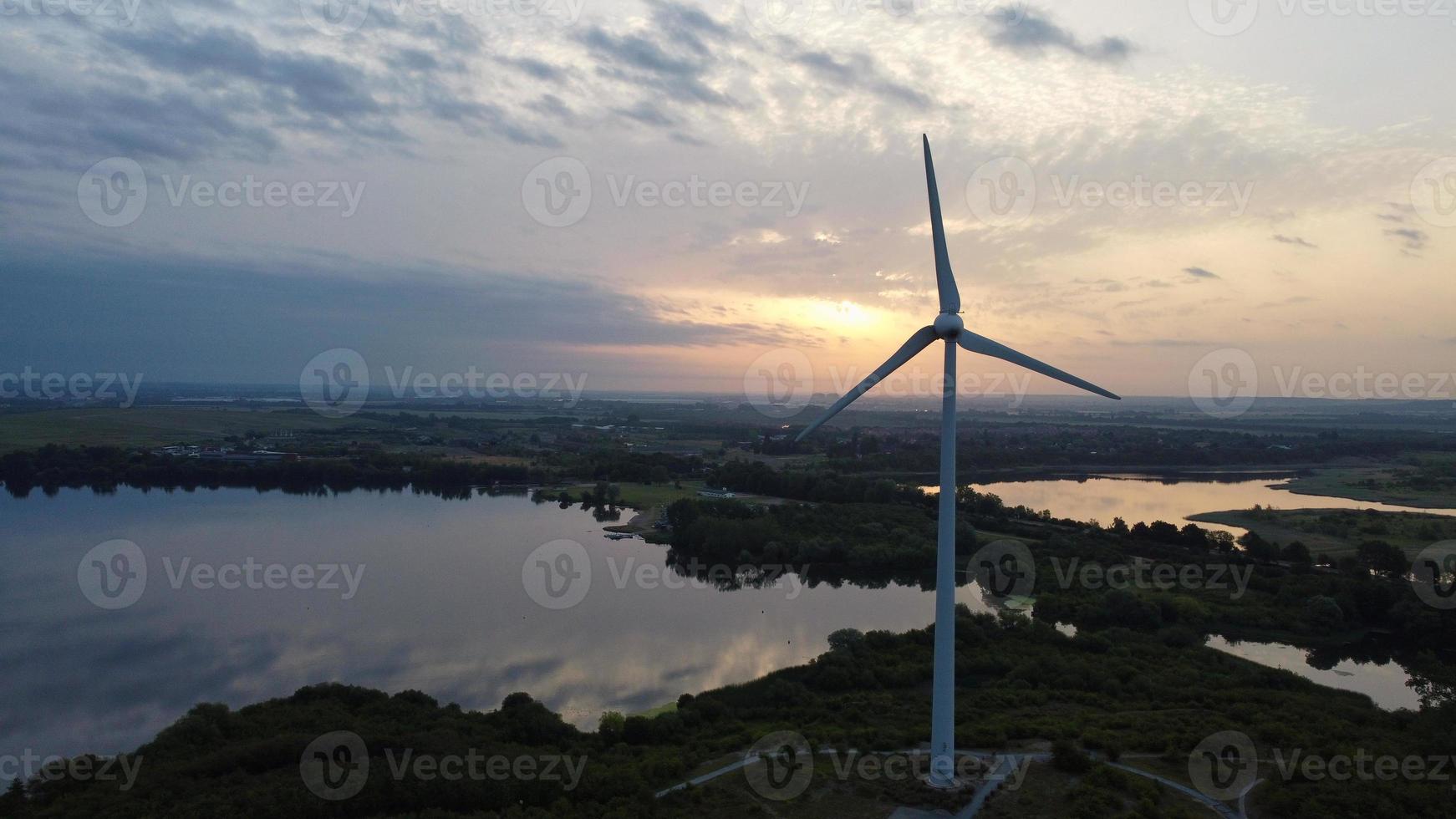 Hochwinkelige Luftbildaufnahmen über Windmühle Windkraftanlage am stewartby Lake of England bei Sonnenaufgang foto