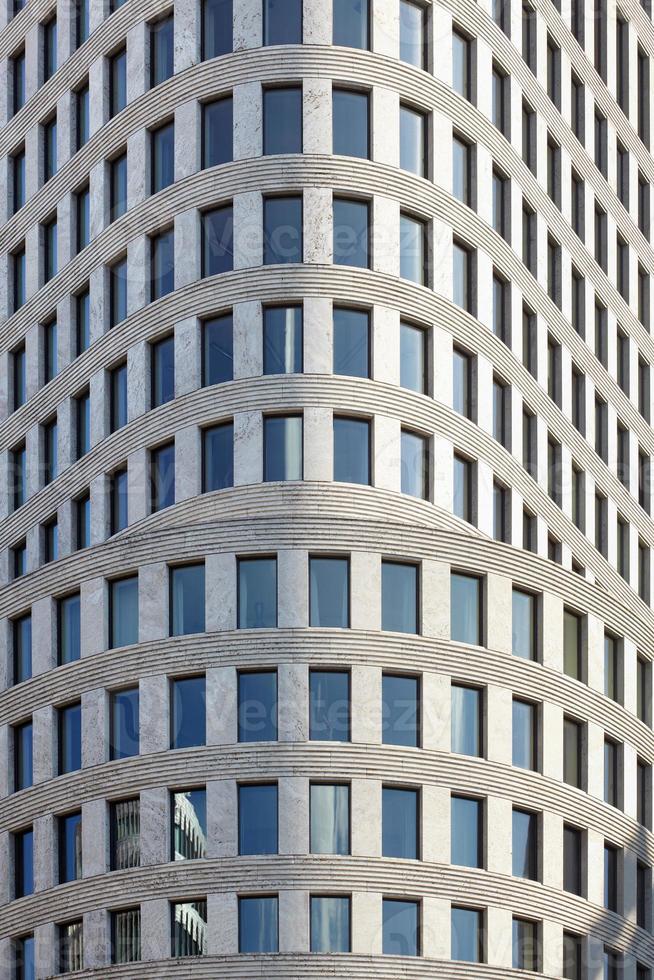 Gebäude mit Bürofassade foto