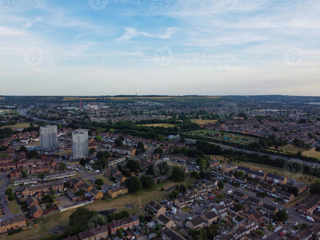 Luftbild von Luton City of England UK bei Sonnenuntergang, bunte Wolken High Angle Footage von Drohnen aufgenommen foto