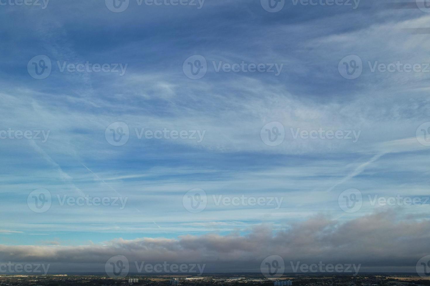 Luftbild von Wolken bei Sonnenaufgang über Großbritannien, Aufnahmen von Drohnen, schöner Morgen mit starkem Wind und sich schnell bewegenden Wolken foto