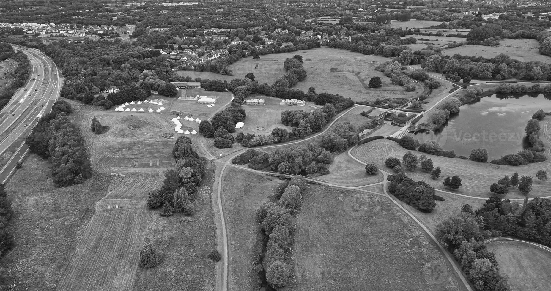 Klassische Schwarz-Weiß-Luftaufnahme aus dem hohen Winkel von Englands Landschaftsstadtbild foto