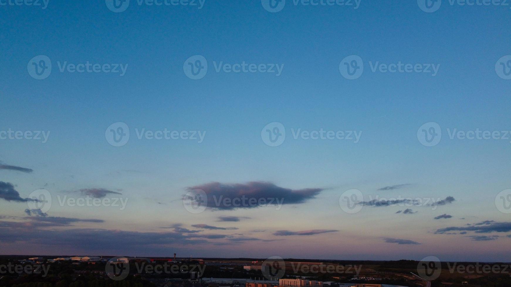 schöner sonnenuntergang mit himmel mit bunten wolken, hochwinkelaufnahmen der drohne über der stadt england uk foto