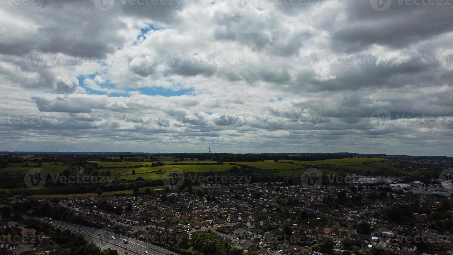 eine luftaufnahme und hochwinkelansicht des spielplatzes einer high school of boys in der stadt luton in england, britische autobahnen und autobahnen foto