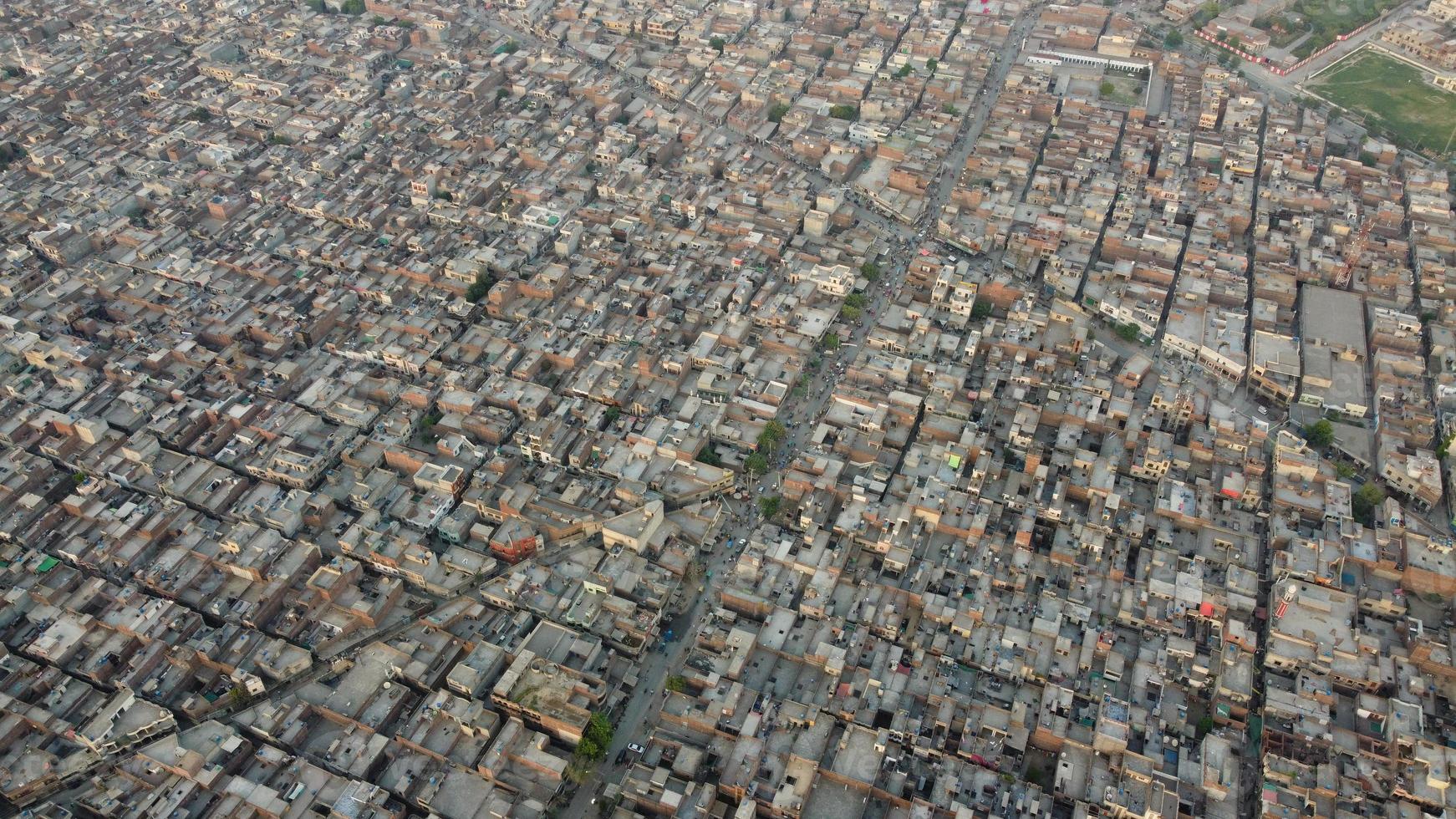 Blick aus der Vogelperspektive auf die Stadt Gujranwala und die Wohnhäuser in der überlasteten Luft von Punjab Pakistan foto