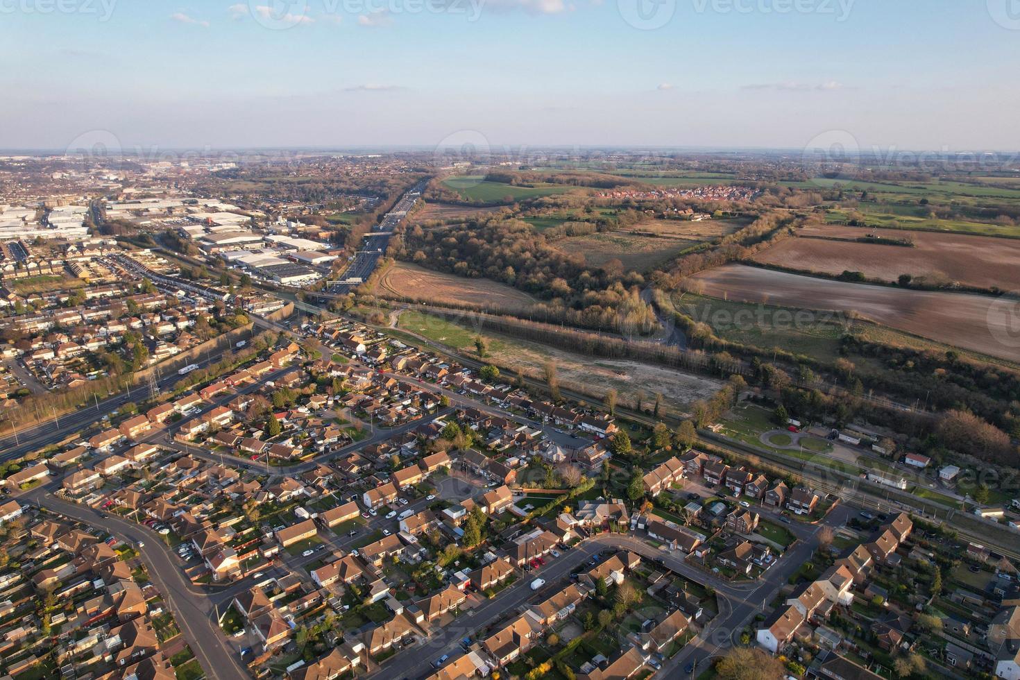 Luftaufnahme der Stadt Luton in England und Eisenbahnschienen, Wohnsiedlung foto