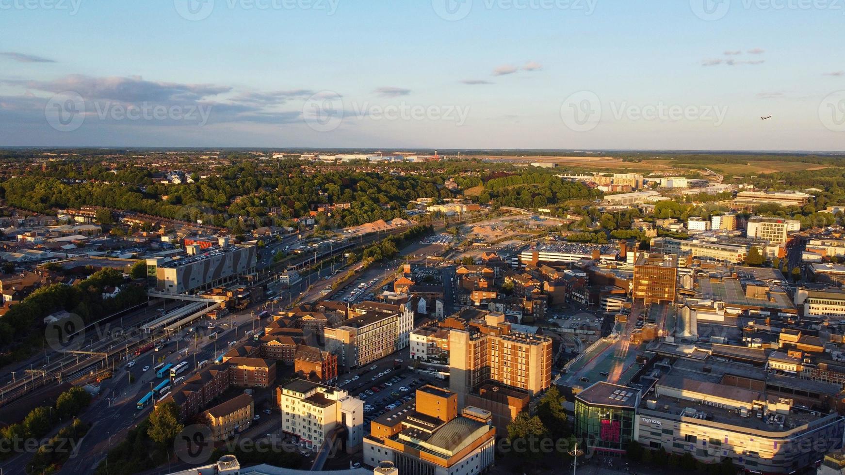 Drohnenaufnahmen aus dem hohen Winkel des Hauptbahnhofs von Luton und Luftaufnahme des Stadtzentrums von England, Großbritannien foto