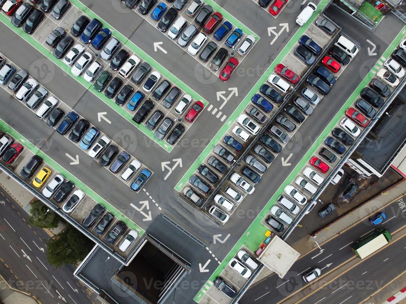 Luftaufnahme, hochwinkelige Aufnahmen des modernen Parkplatzes im Gebäude und auf dem Dach im Stadtzentrum von Luton, England, Großbritannien foto