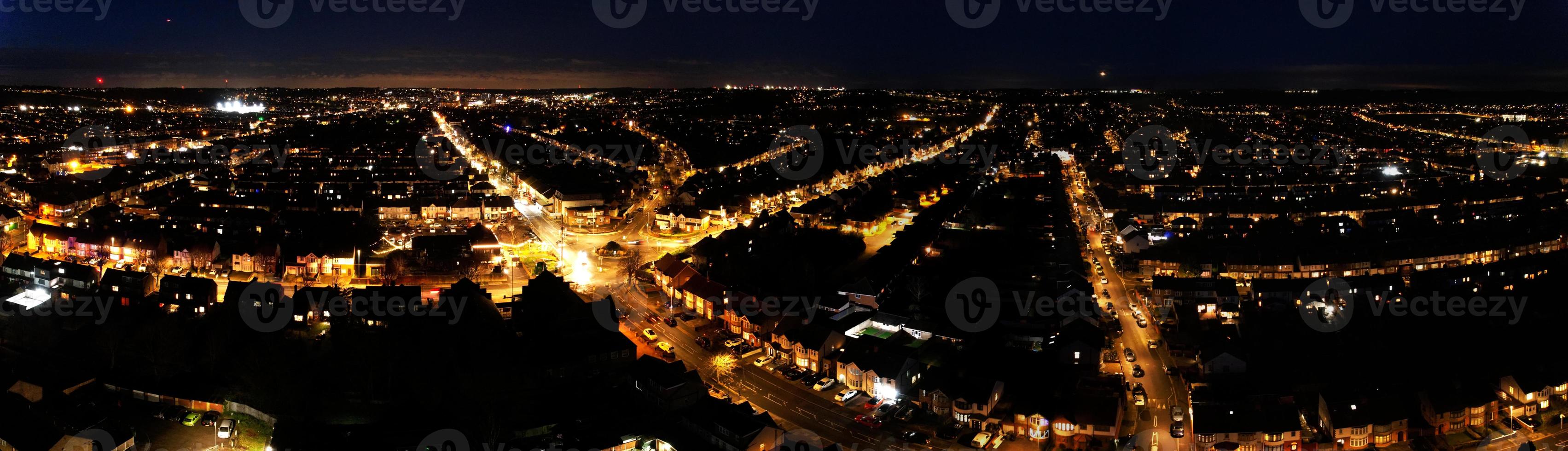 schöne nächtliche luftaufnahme der britischen stadt, hochwinkel-drohnenaufnahmen der stadt luton in england großbritannien foto