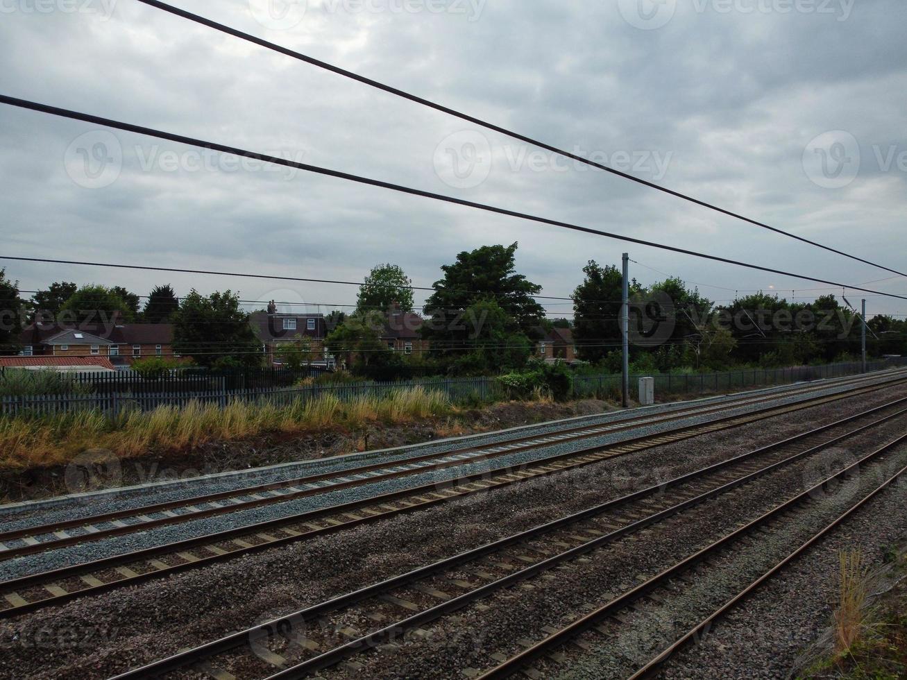 Hochwinkel-Luftbild von Bahngleisen am Bahnhof Leagrave Luton in England Großbritannien foto