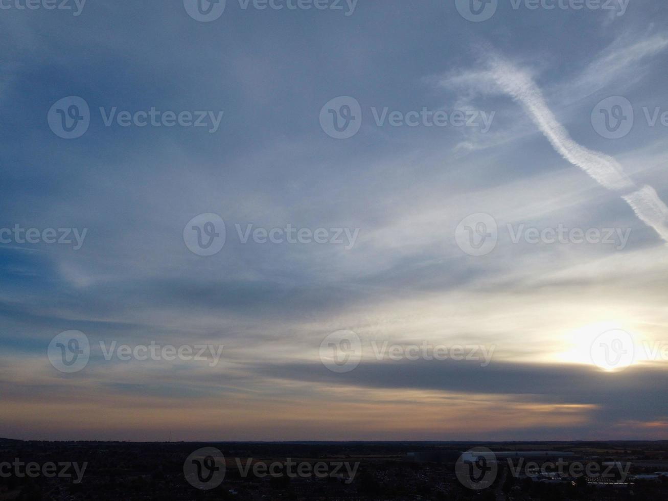 schöner himmel mit bunten wolken, hochwinkelaufnahmen der drohne über der stadt england uk foto