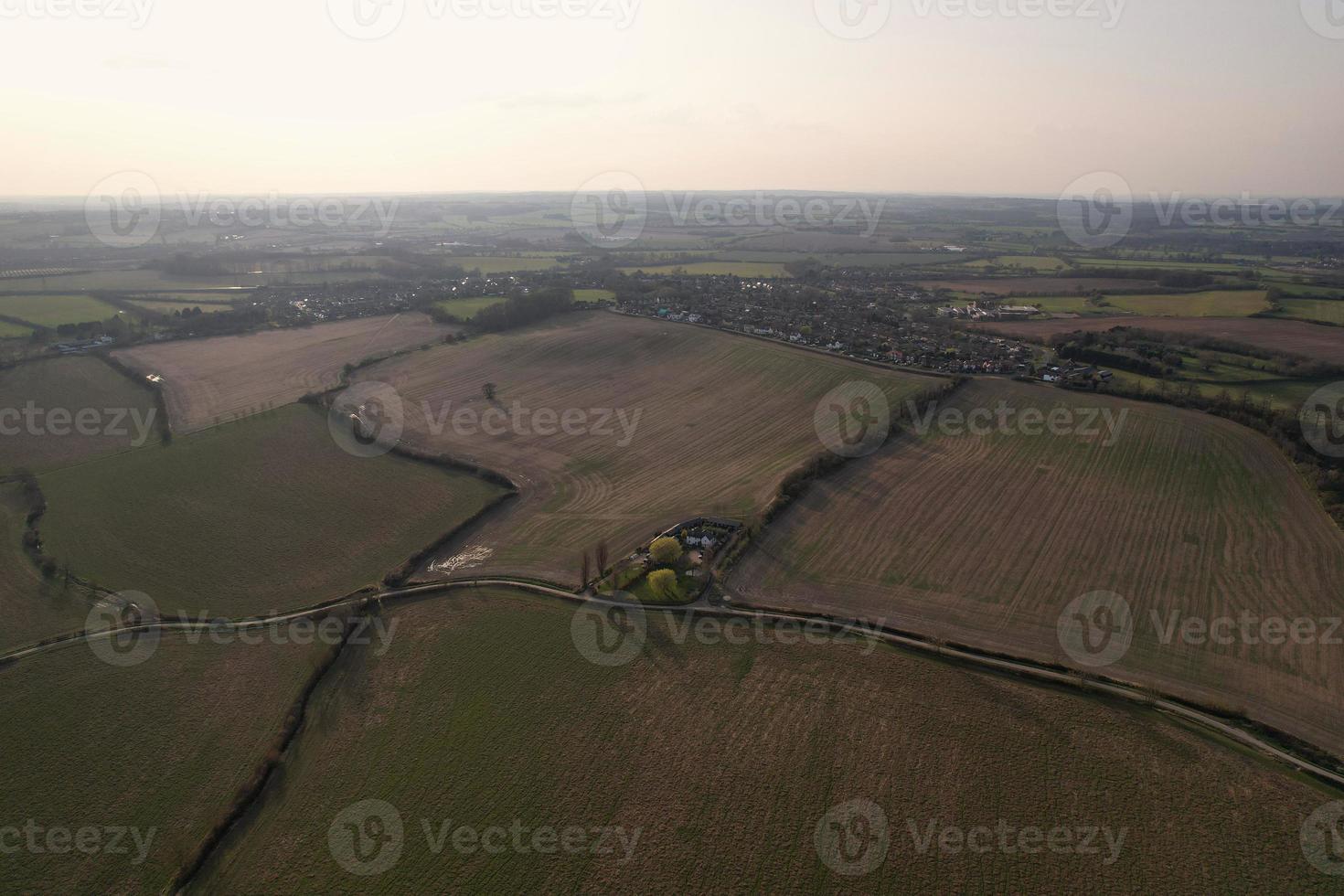 wunderschöne luftaufnahme der stadt luton in england uk bei sonnenuntergang, bunte wolken hochwinkelaufnahmen von drohne foto