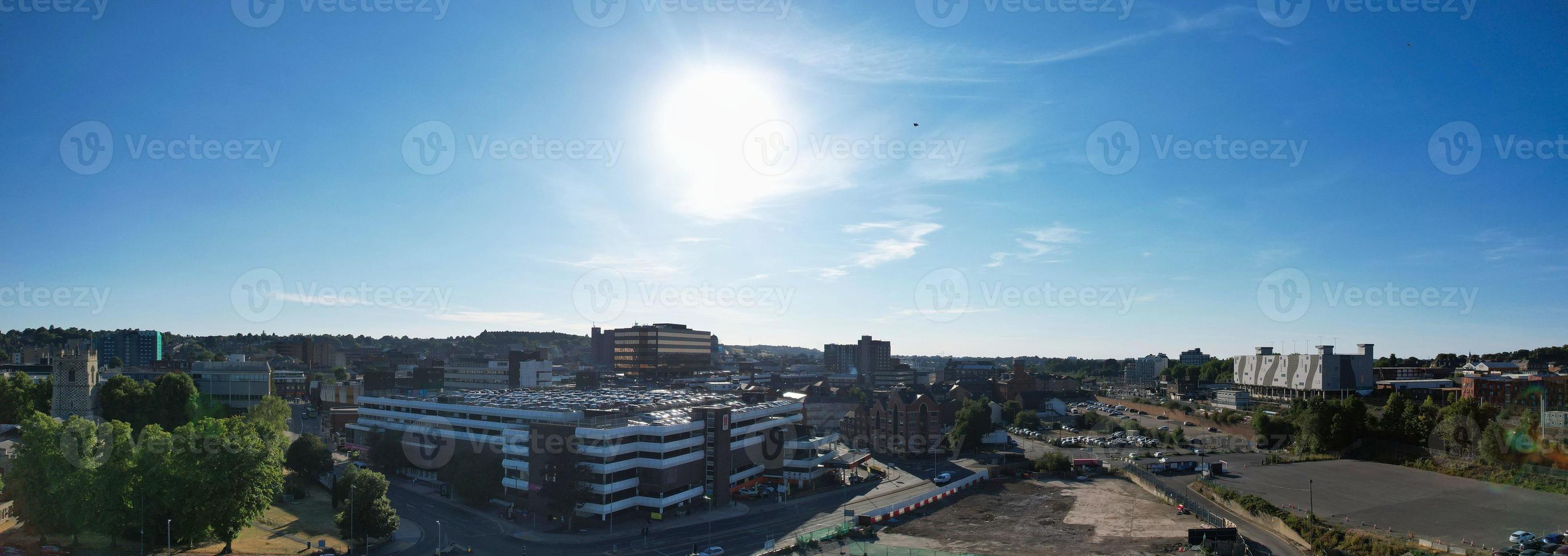 Drohnenansicht des hohen Winkels des Stadtzentrums von Luton und des Bahnhofs, Luton, England. luton ist eine Stadt und ein Bezirk mit dem Status einer einheitlichen Behörde in der zeremoniellen Grafschaft Bedfordshire foto