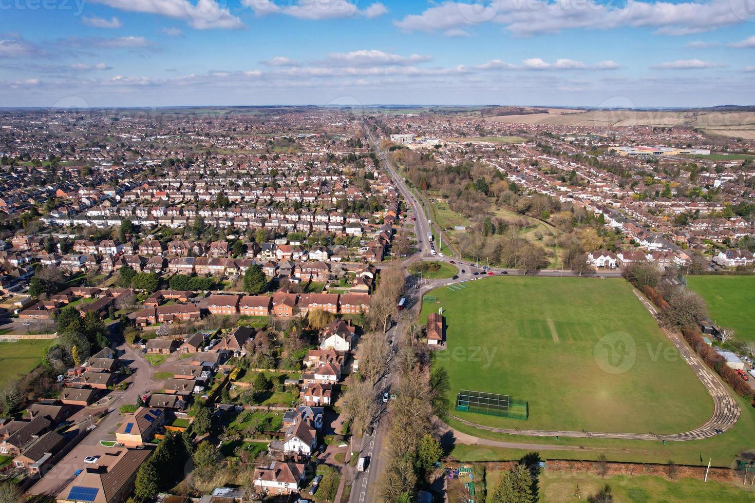 Luftaufnahme der Stadt Luton in England und Eisenbahnschienen, Wohnsiedlung foto