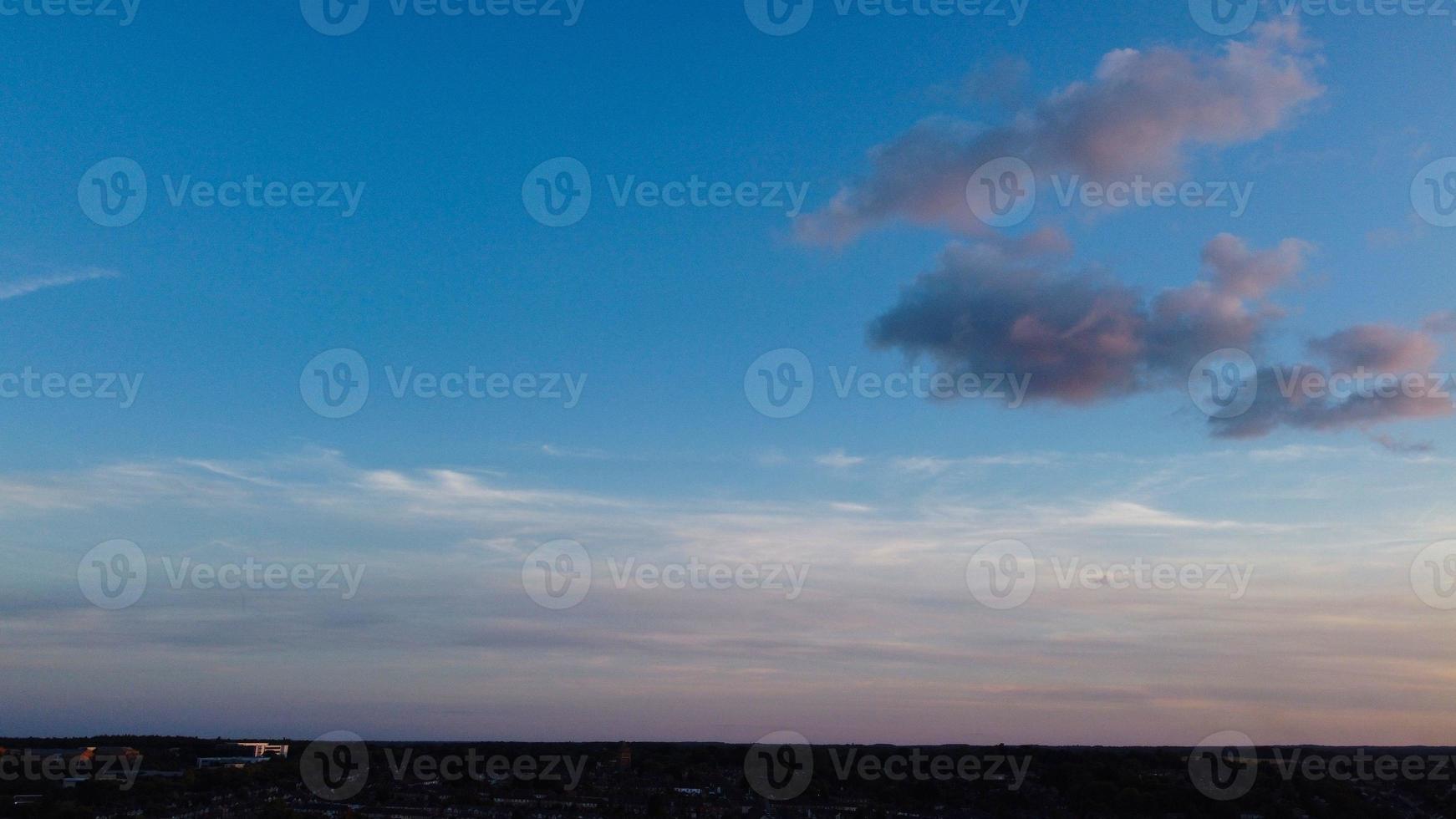 schöner sonnenuntergang mit himmel mit bunten wolken, hochwinkelaufnahmen der drohne über der stadt england uk foto