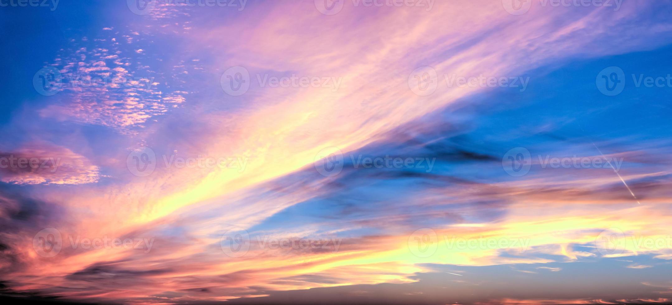 Schönes hochauflösendes Panorama von orangefarbenen und roten Sonnenuntergangswolken am Abendhimmel foto