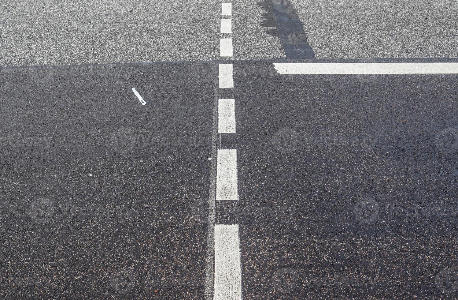 verschiedene Schilder und Markierungen auf dem Asphalt von Straßen und Straßen. foto