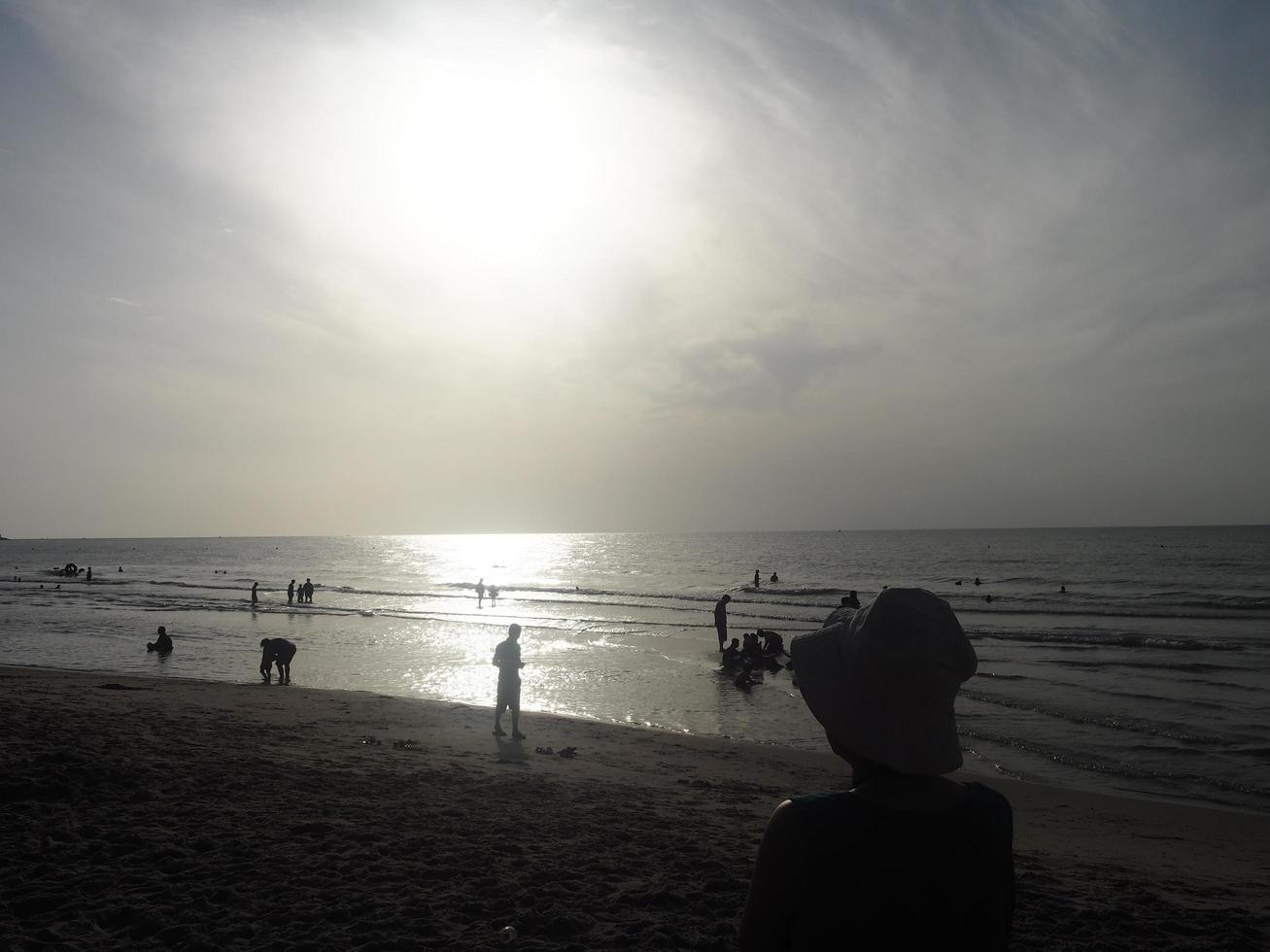 Silhouettenmenschen am Strand foto