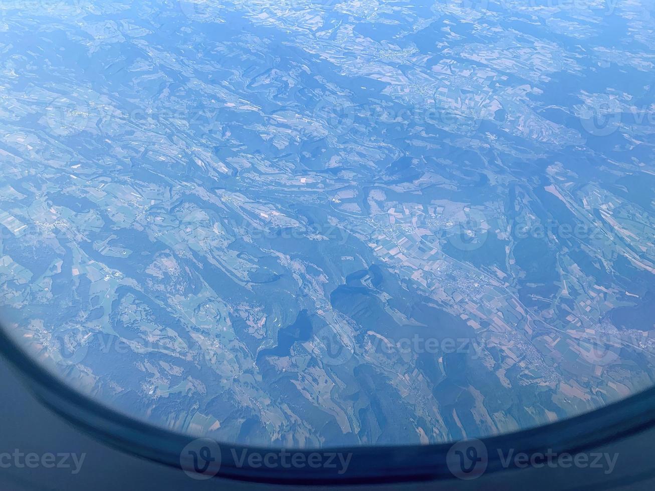 Flugzeugfensteransicht auf der Erde 6 foto
