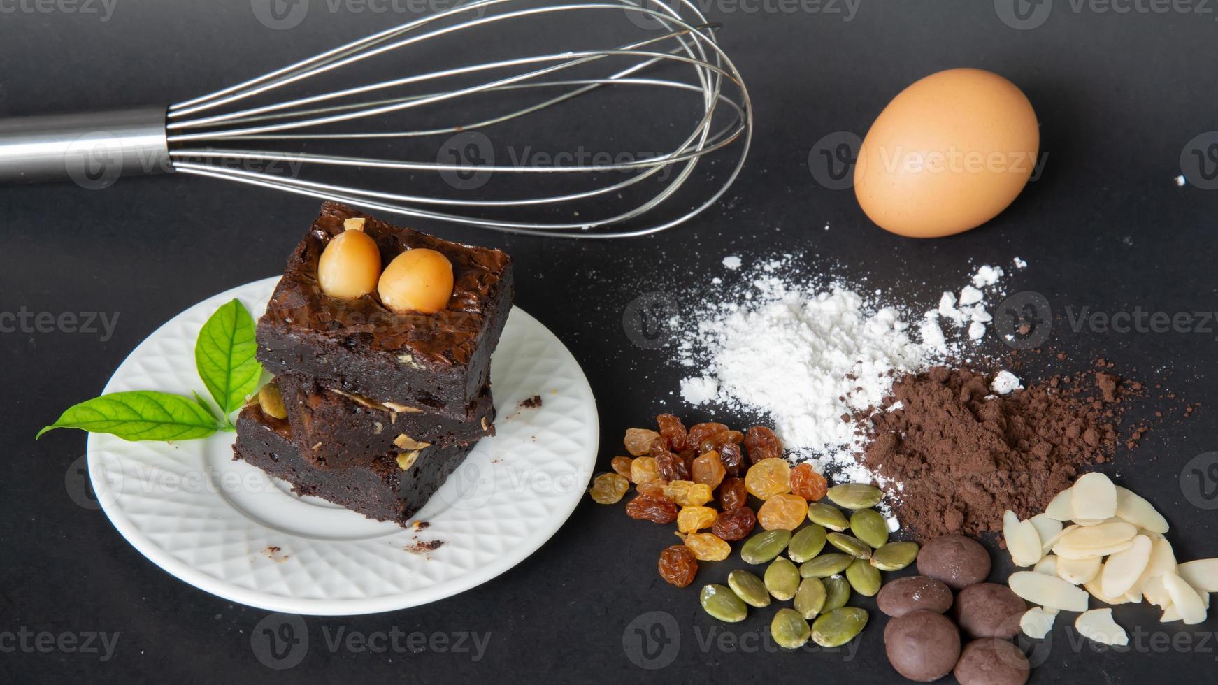 Köstlicher Schokoladenbrownie hausgemacht, Zutaten von Brownie, Fudge-Brownie aus der Nähe, hausgemachte Backwaren und Desserts, frische Brownie-Stücke, Süßwarenkonzept. foto