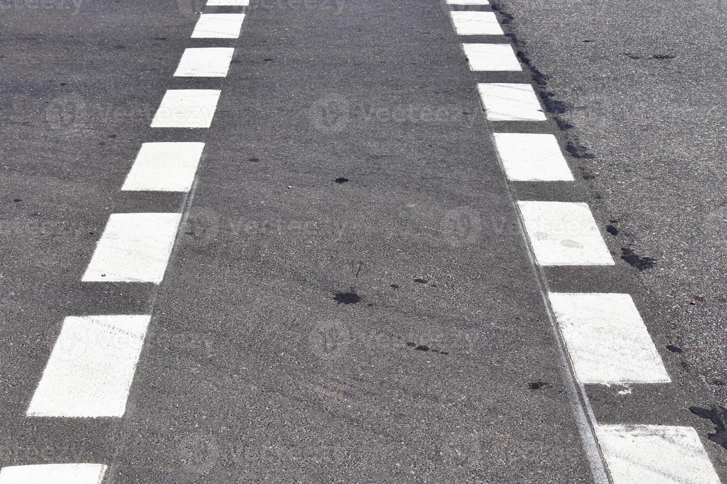 verschiedene Schilder und Markierungen auf dem Asphalt von Straßen und Straßen. foto