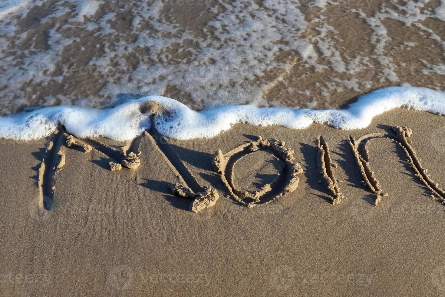 das deutsche wort ostsee ostsee und ein herz in den sand des strandes geschrieben. foto