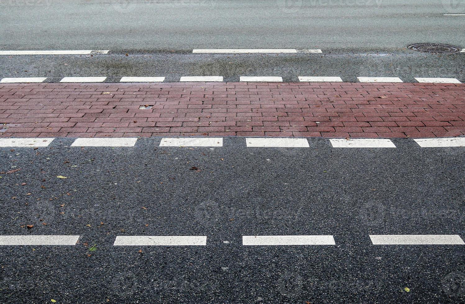 verschiedene Schilder und Markierungen auf dem Asphalt von Straßen und Straßen. foto