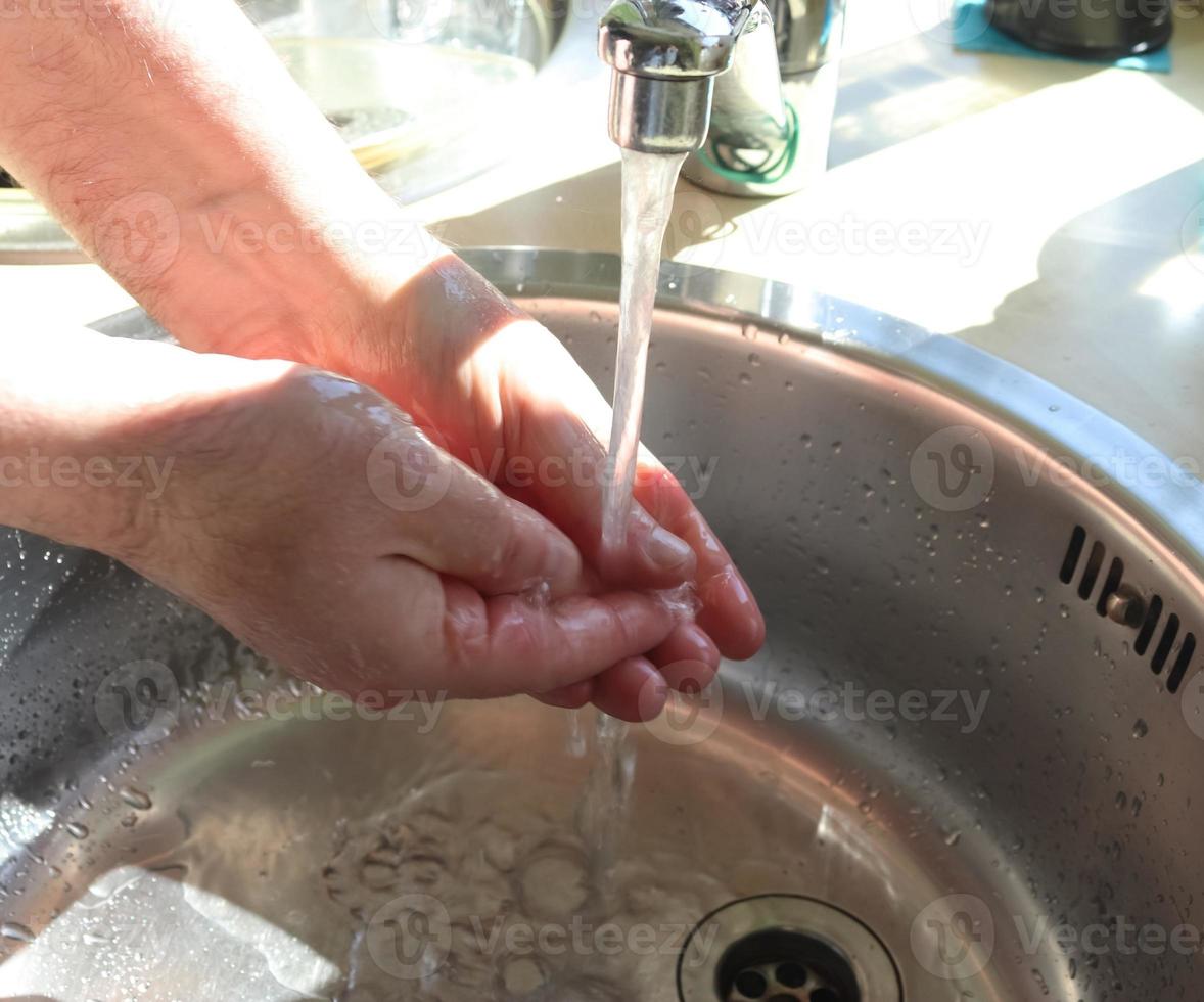 reinigung und waschen der hände mit seifenprävention für den ausbruch des coronavirus covid-19 foto