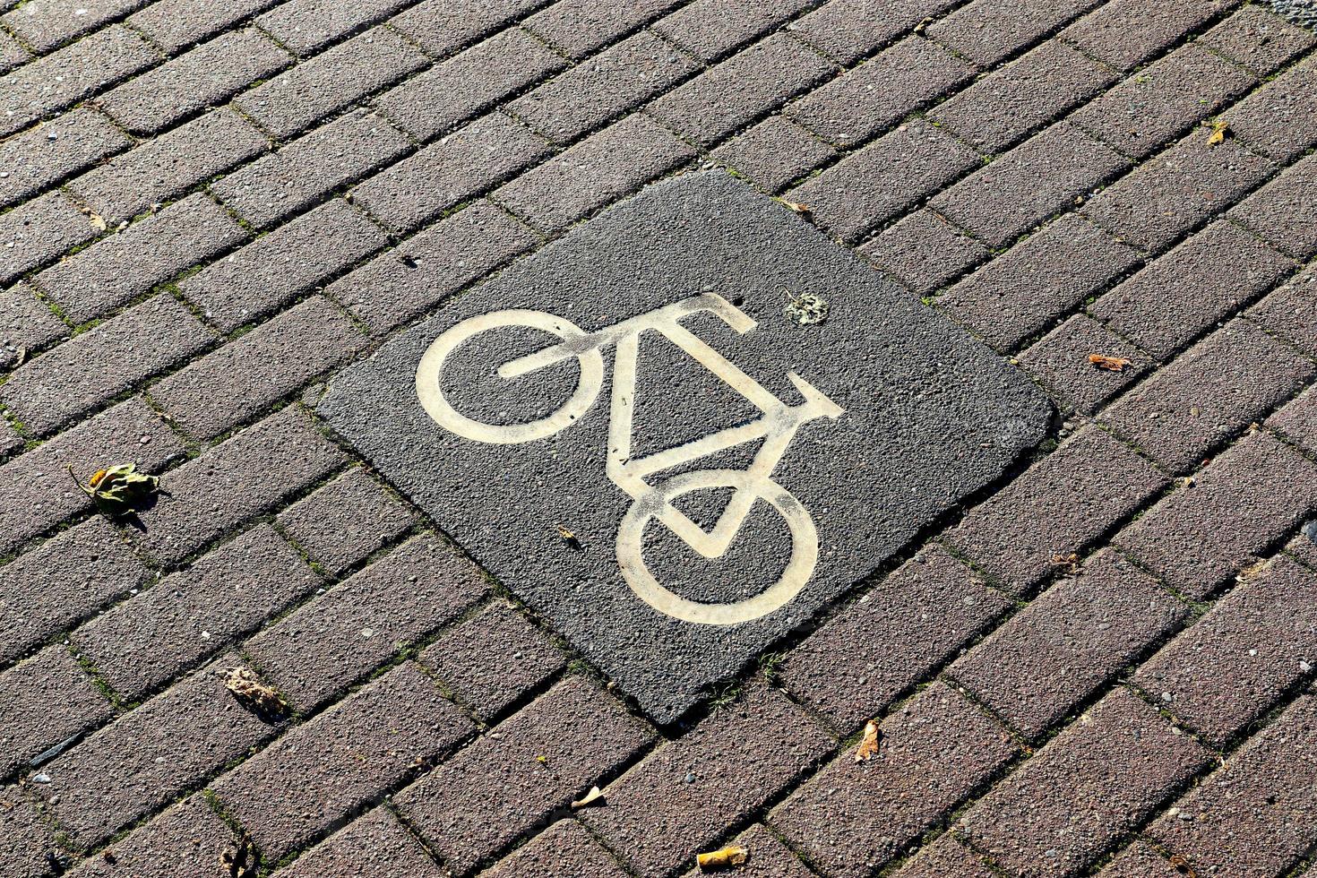 Bemalte Fahrradschilder auf Asphalt in den Straßen der Stadt in Deutschland. foto