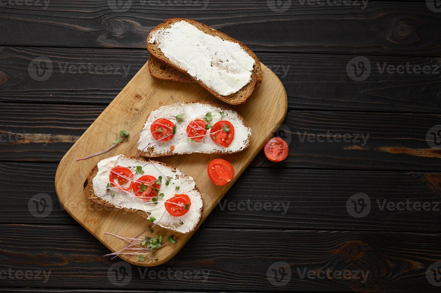 Toast mit Microgreens auf dem Tisch. gesundes essen, veganes essen und diätkonzept. foto