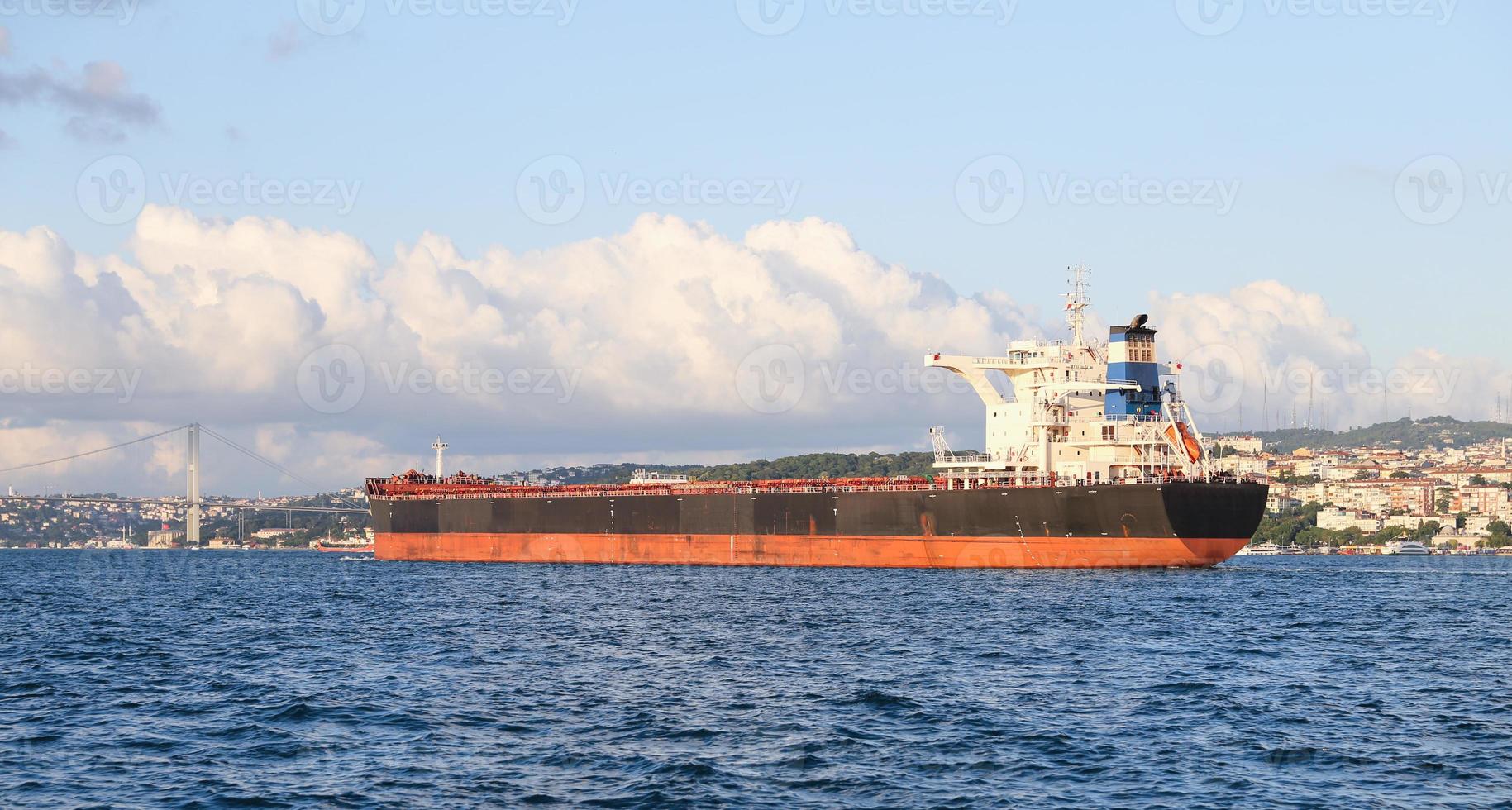 Frachtschiff im Meer foto