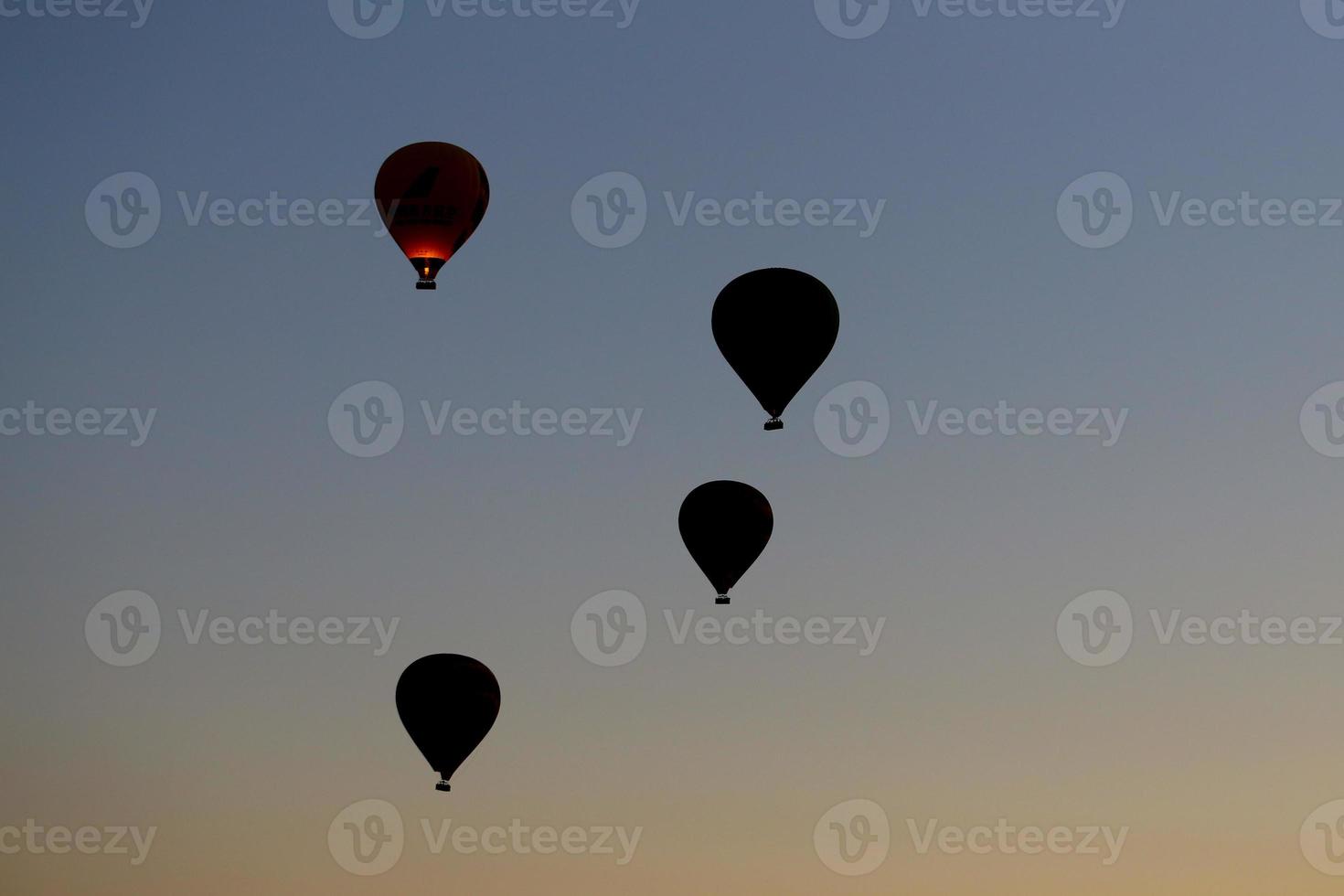 Heißluftballons über der Stadt Göreme foto