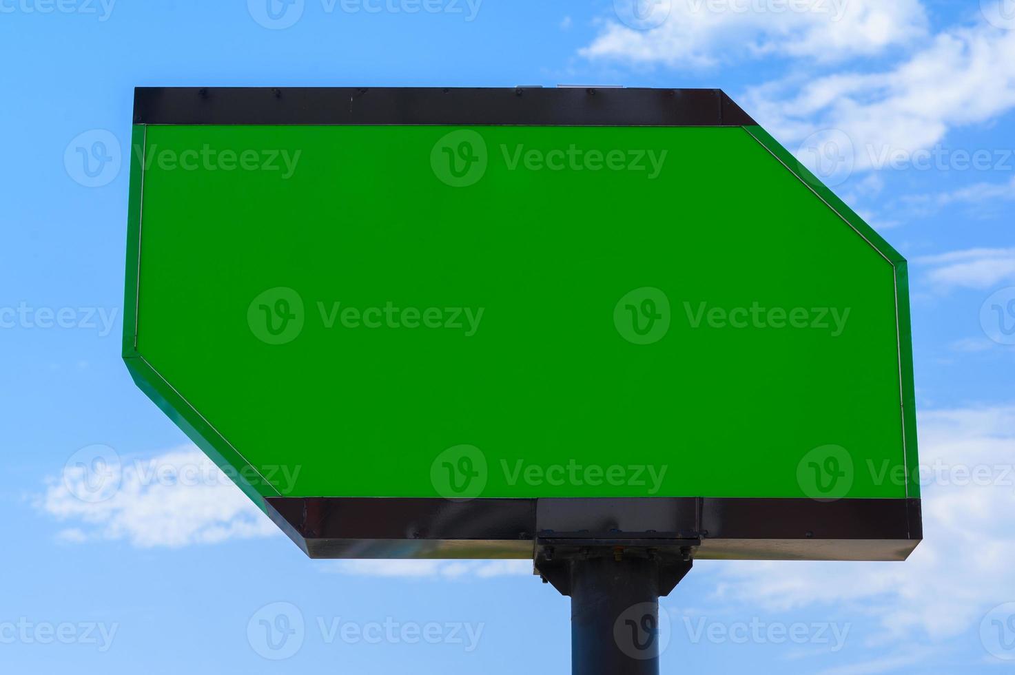 Plakatwand weiß leer mit Platz für Ihren eigenen Text. Hintergrund mit weißer Wolke und blauem Himmel für Außenwerbung, Banner mit Beschneidungspfad foto