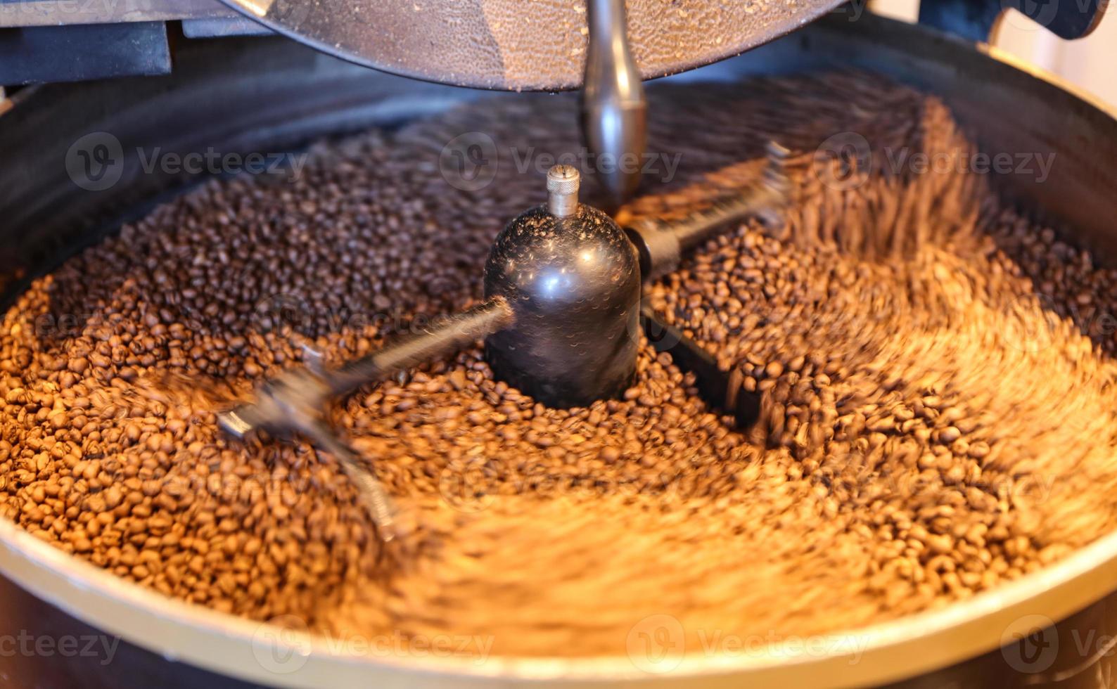 Rösten von grünen Kaffeebohnen foto