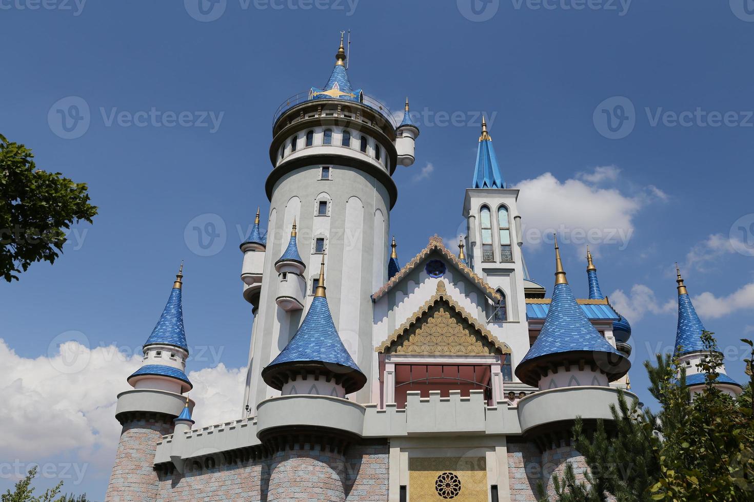 märchenschloss in sazova wissenschafts-, kunst- und kulturpark in der stadt eskisehir foto