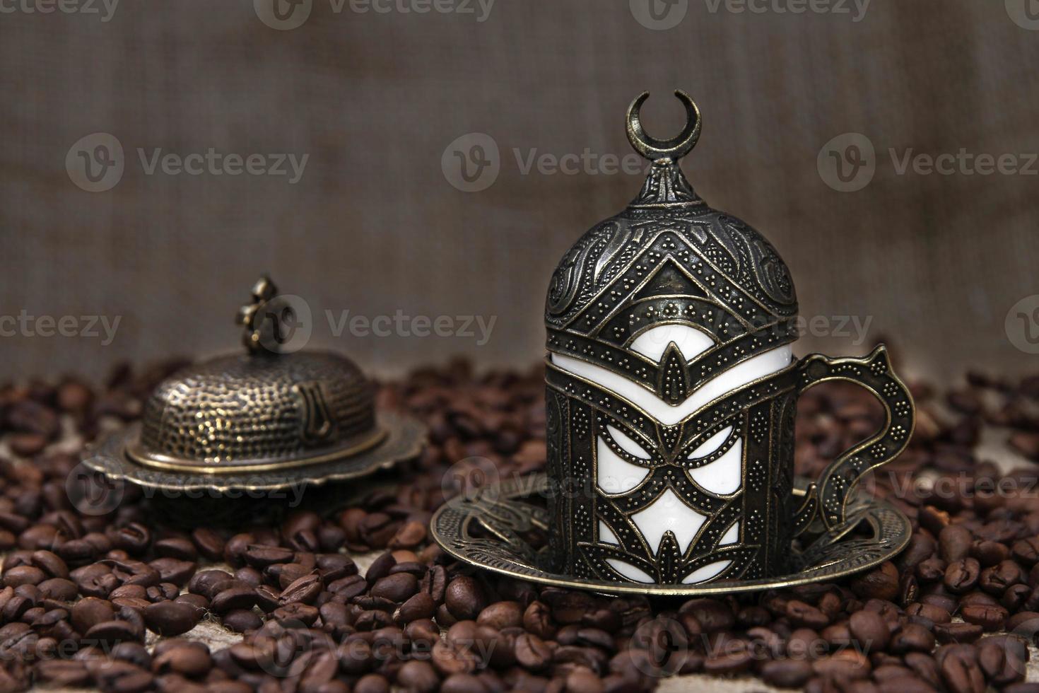 geröstete Kaffeebohnen und türkischer Kaffee foto