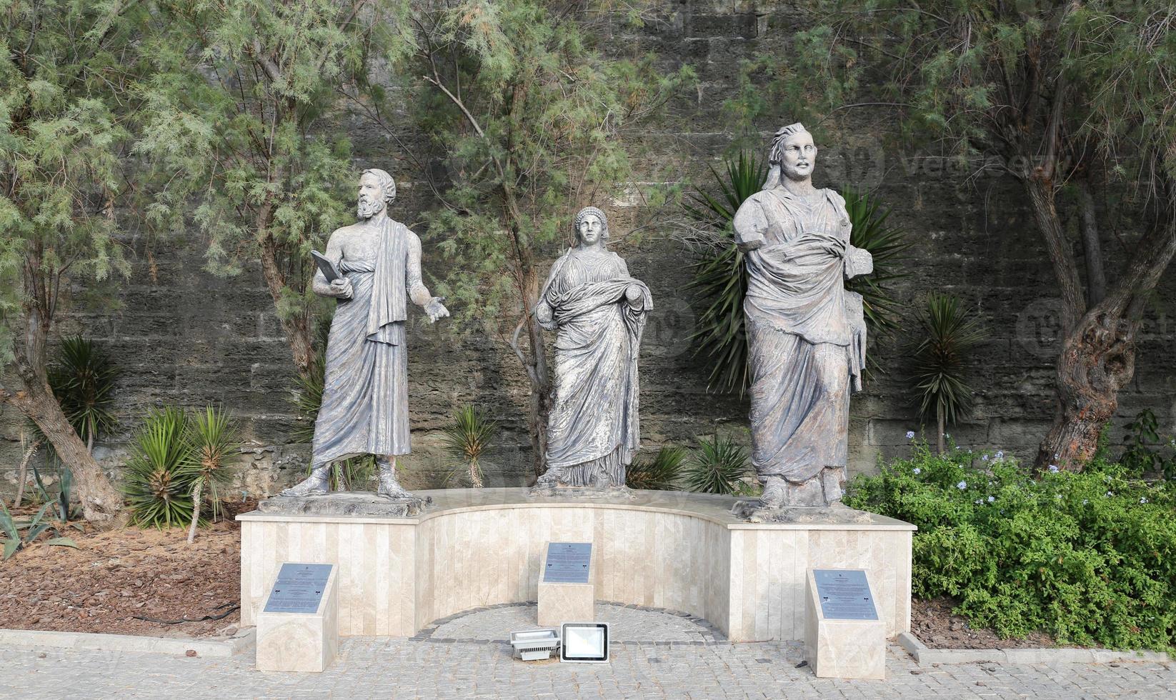 Skulptur vor der Burg von Bodrum foto