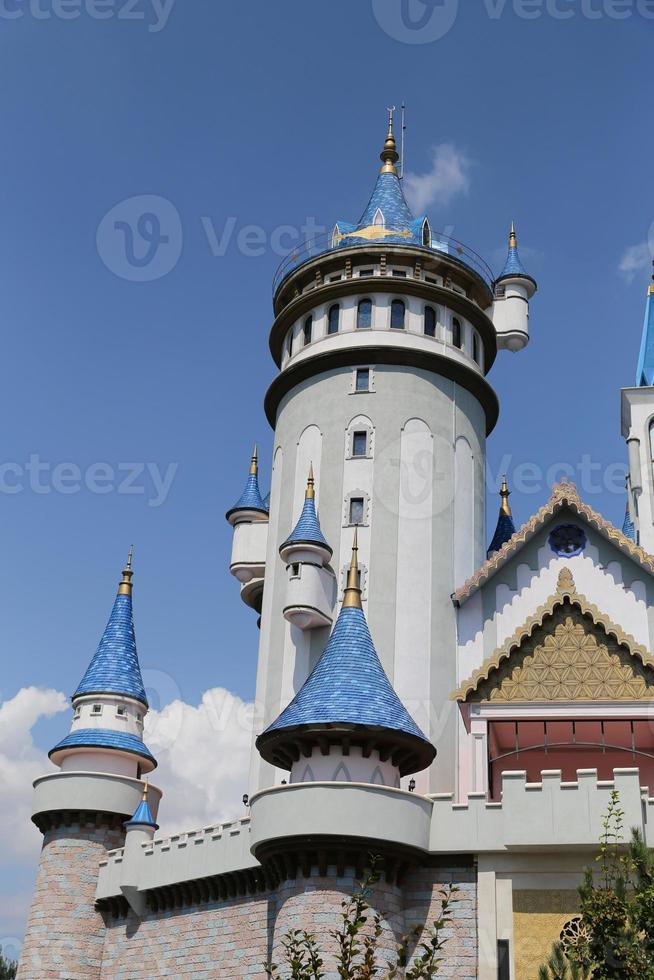 märchenschloss in sazova wissenschafts-, kunst- und kulturpark in der stadt eskisehir foto