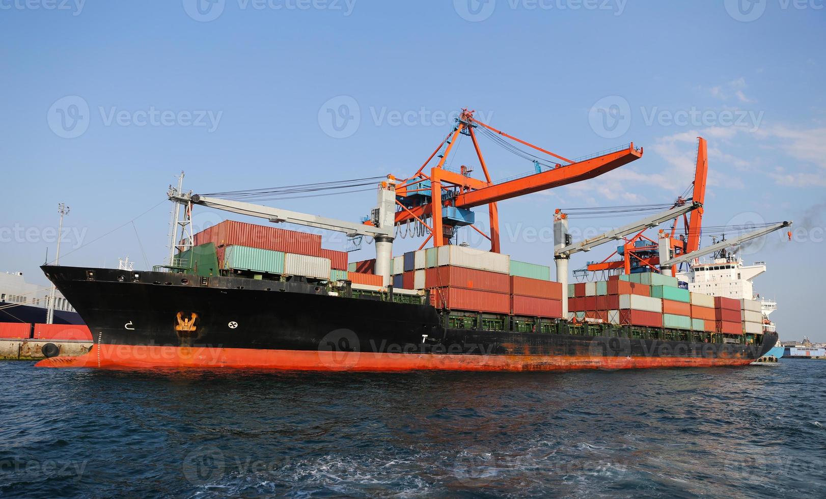 Containerschiff im Hafen foto