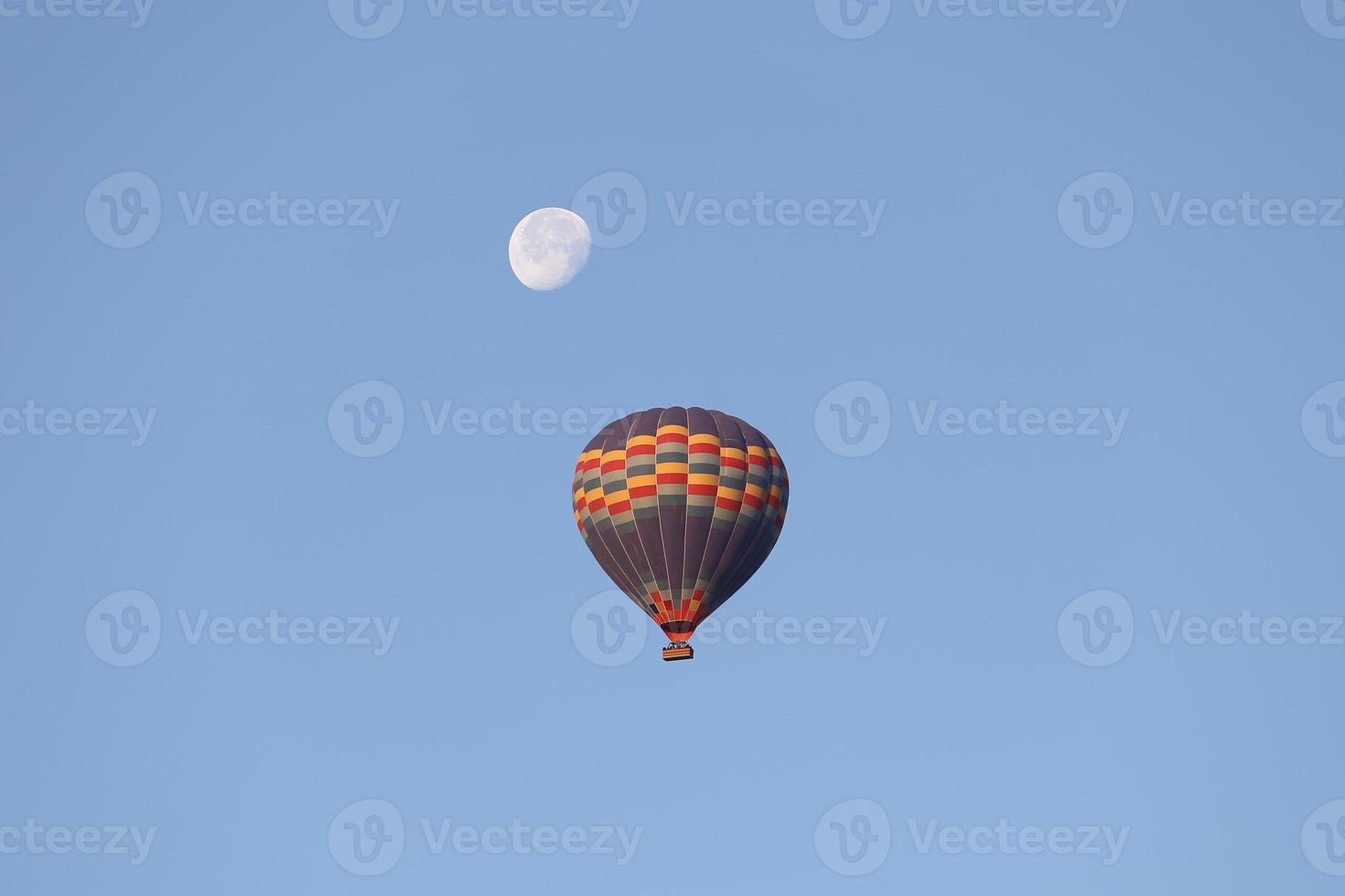 Heißluftballon über der Stadt Göreme foto