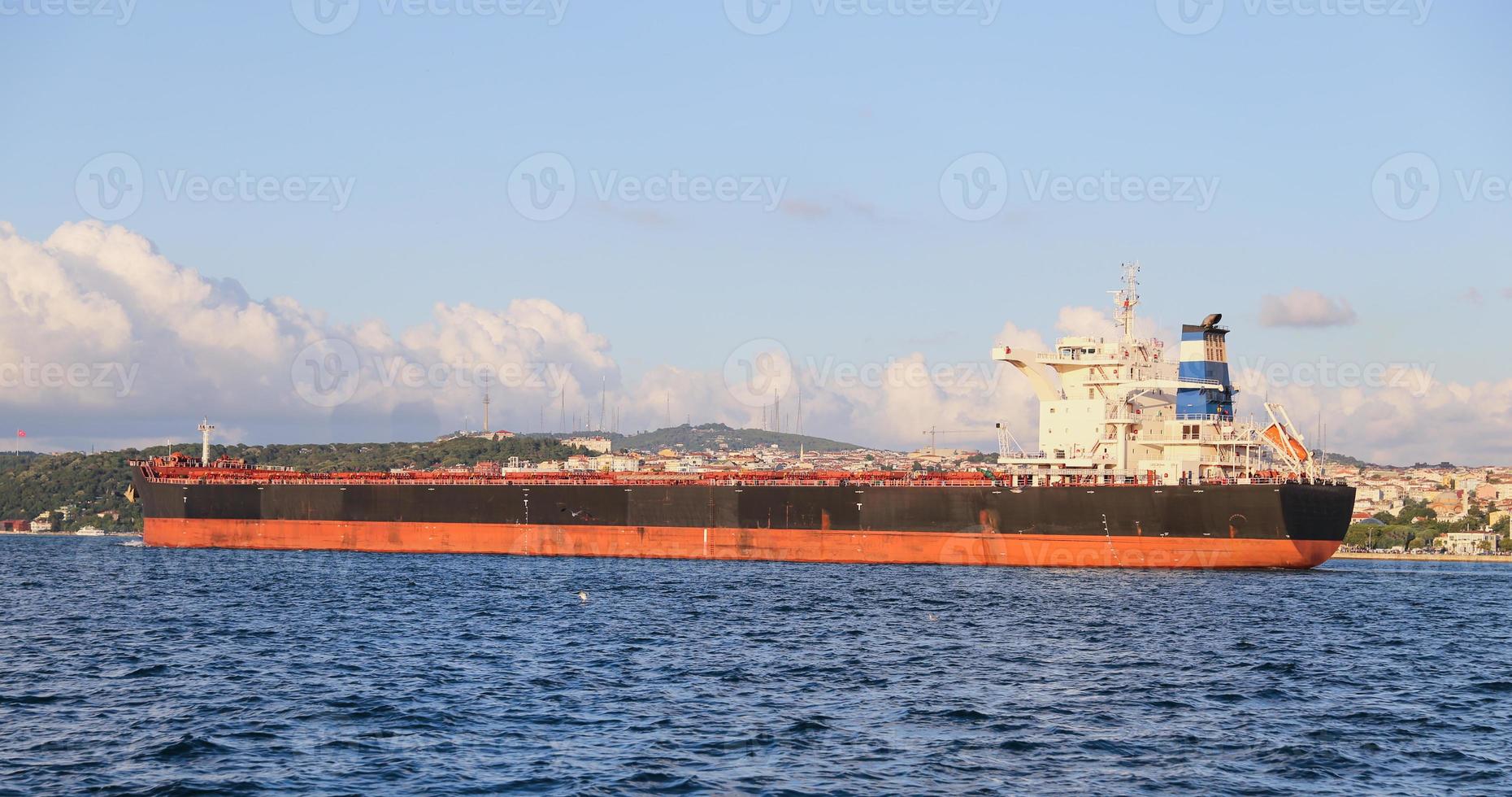 Frachtschiff im Meer foto