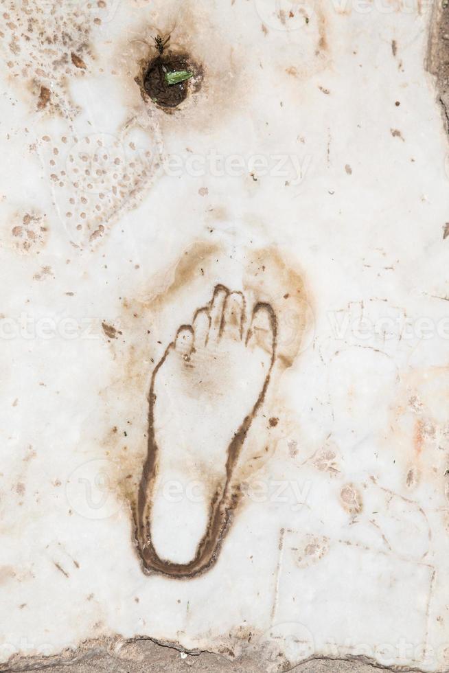 Fußabdruck auf Marmor für die Werbung des Bordells in Ephesus, Türkei foto